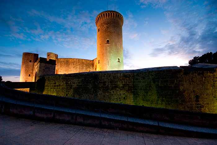 Live a fairytale day in Bellver Castle